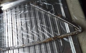 frame in paint stripper wrapped in cling film. ペイント剥離剤のフレームを粘着フィルムで包みます。